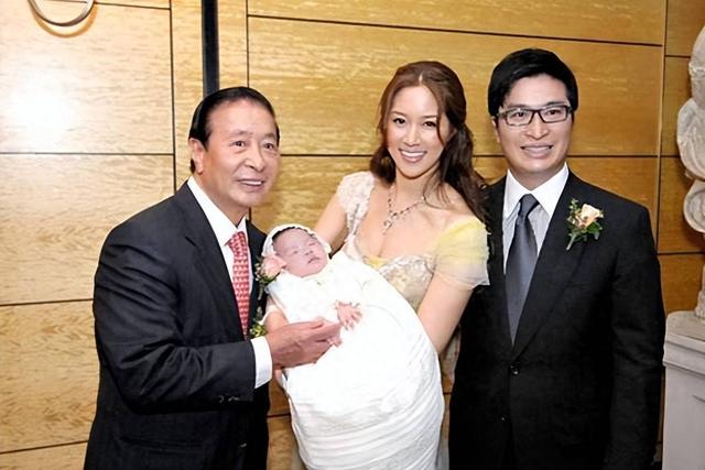 她14岁已是“人间尤物”，被首富看中花10亿娶回家	，8年生了四胎