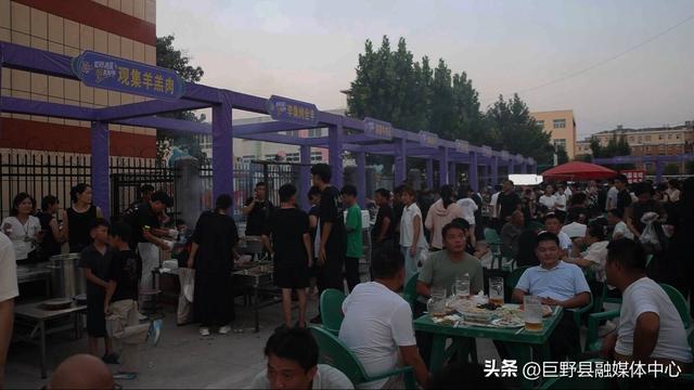 巨野：啤酒+足球+音乐 多彩活动引爆夏日夜经济