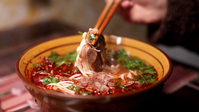 六盘水创新“烟火年味之旅” 以“美食+滑雪”融合模式激发冬季消费新活力