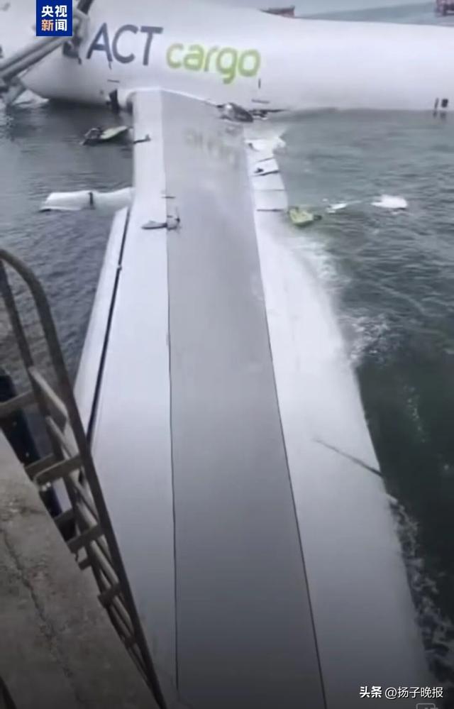 突发！飞机抵达香港后坠海，地勤车被撞2人身亡