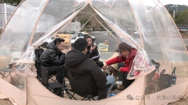 冬日暖阳 市民乐享家门口的“慢时光”