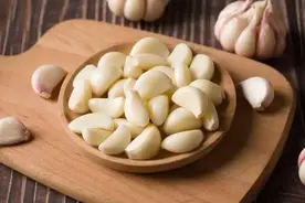 坚持吃大蒜到底是升血压，还是降血压？医生说出真相，早知早受益图片