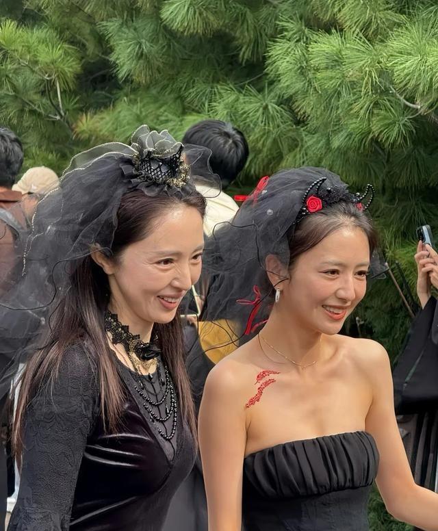 北京环球影城偶遇明星，佟丽娅露“副乳”太尴尬，46岁董璇脸垮了