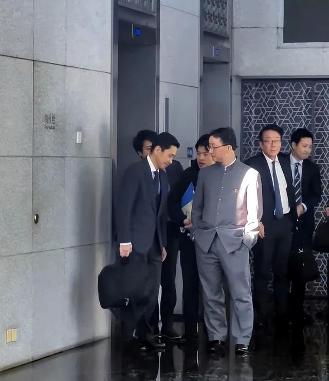 特朗普打通中方电话，在台湾问题上亮明态度，高市早苗后悔也晚了