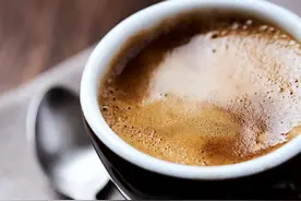 “年轻时我也喝不下苦咖啡，直到我接下了生活的大棒。”图片