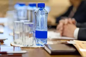 桌上只有4瓶水，却来了5位领导，高情商怎么应对？图片