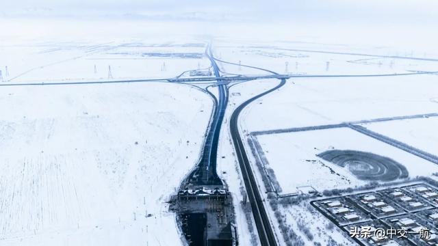 沿着高速，邂逅天山南北的绝色风光