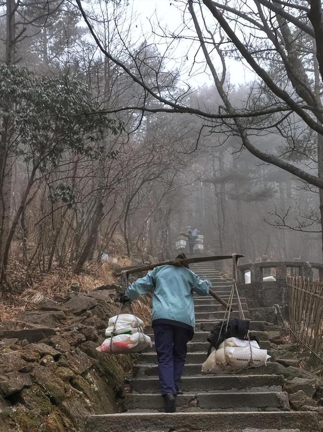 挑山工日均爬3趟，老君山不用无人机，地形不允许还是另有盘算？