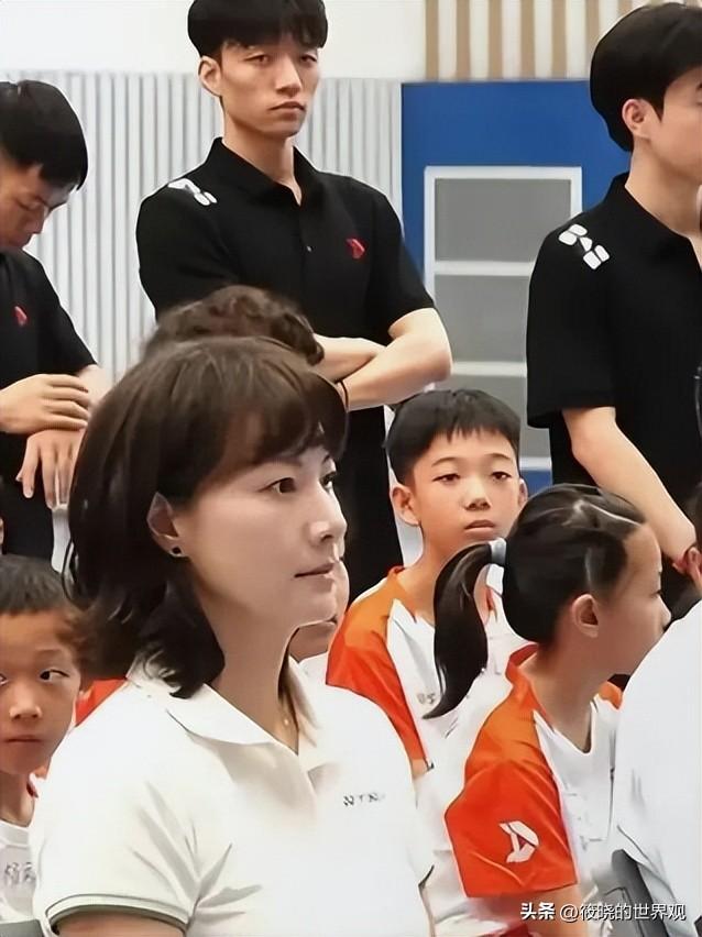 42岁林丹和44岁谢杏芳罕见同框，精神状态天差地别，活像两代人