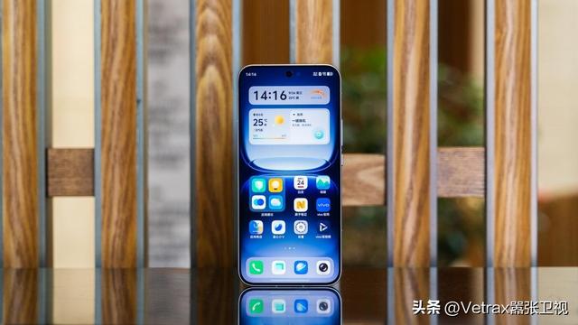 iQOO 15：以全能最强“光”，致玩家