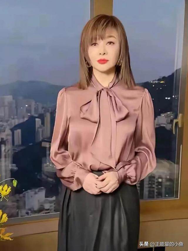 关之琳再怎么打扮，也有点难掩老态了