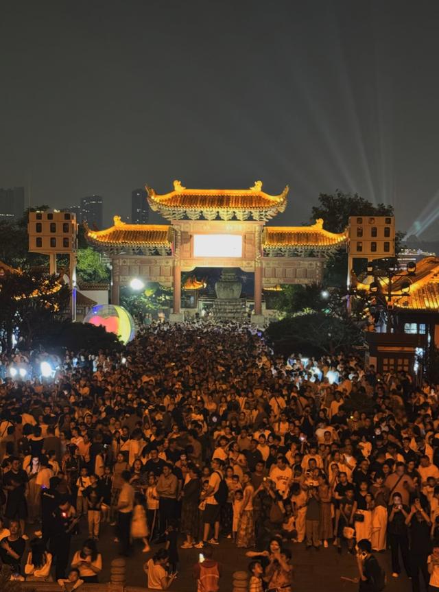 国庆第一天！这些地方人从众，十大最挤的景点出炉！你堵在哪里？