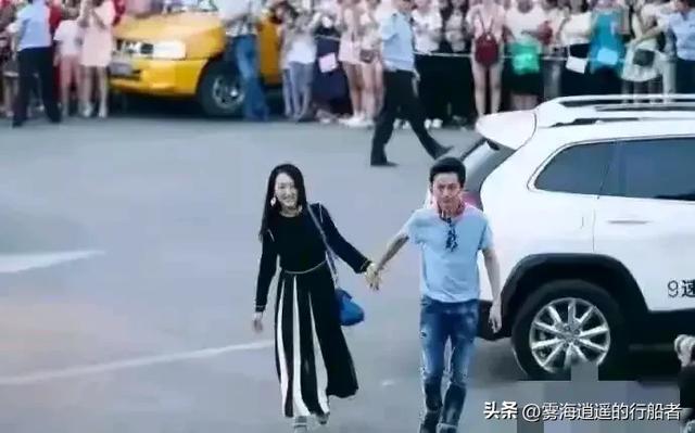 何炅和杨钰莹街头牵手 画面温馨 何炅年事已高 杨钰莹依然美丽动人