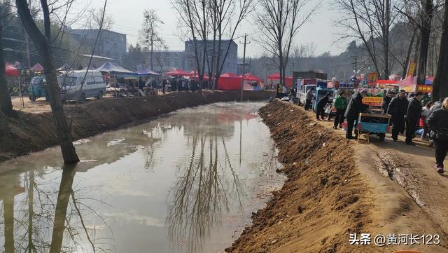 李园温泉最近火了，还真有点神奇，水温在30度左右