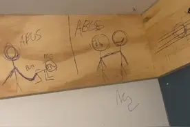 女子住酒店意外发现诡异涂鸦！儿童画的火柴人，是被虐待的绝望图片