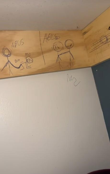 女子住酒店意外发现诡异涂鸦！儿童画的火柴人，是被虐待的绝望