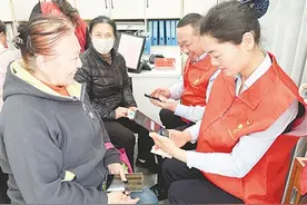 郑州公交志愿服务助力老年卡年审图片