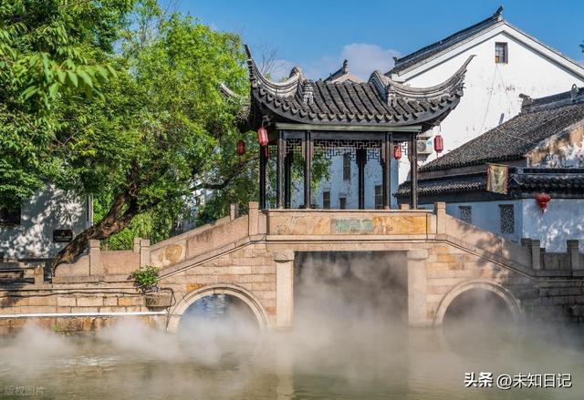 苏州有座古镇远离城市的喧哗，很多游客慕名而来！