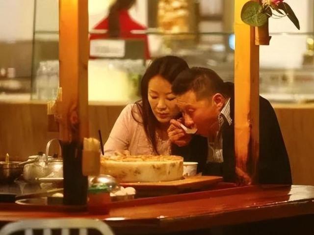包养情人无数，娶初中同学女儿为妻，玩老婆闺蜜，嗜色如命的富豪