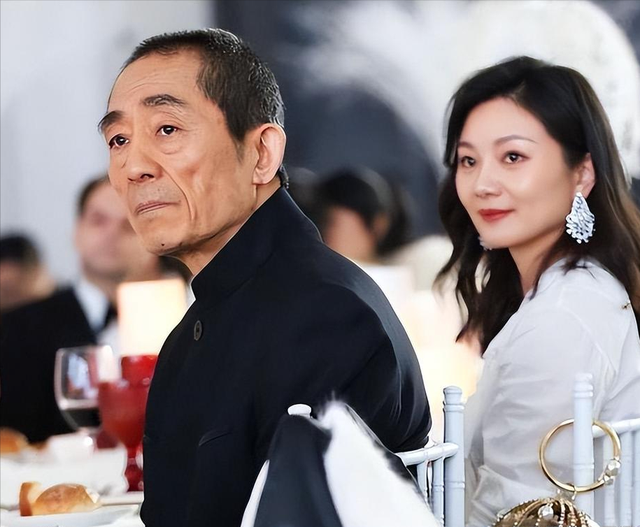 恩爱25年，75岁的张艺谋已老态尽显，比他小31岁的陈婷仍如花似玉