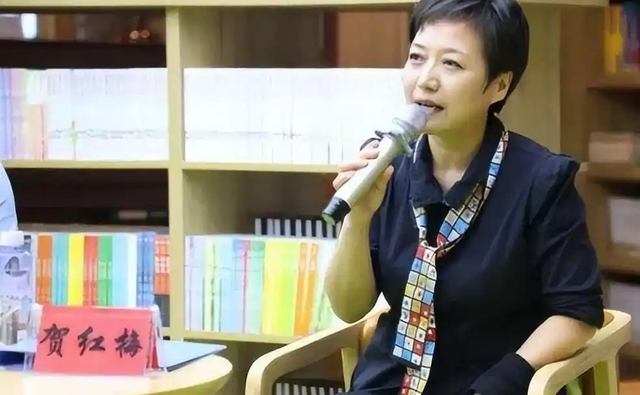 不要再为贺红梅感到惋惜了，55岁升任高官的她，早已走上另一路