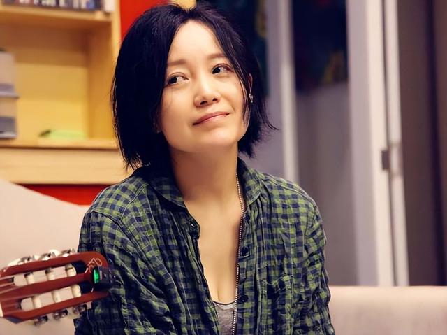她连上5次春晚，私下却和恩师同居怀孕被骗流产，今57岁依然单身