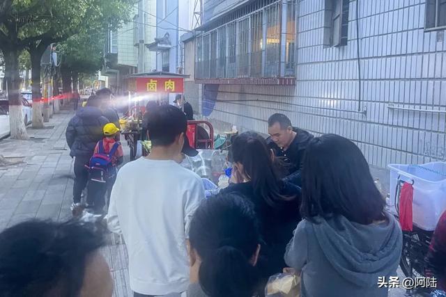 傍晚偶遇社区边的小小美食街,好几个摊位前都排着长队