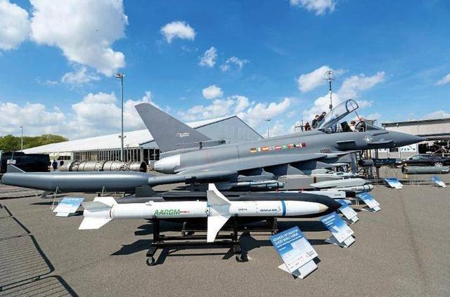 特朗普甩锅，欧洲扩军梦碎稀土！中国稀土一断，武器瞬间变废铁！