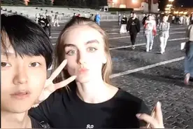 中国留学生爱上俄罗斯美女，每天被女友亲上百次，睡个懒觉都不成图片