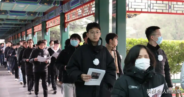 杨振宁葬礼今日举行！遗体覆盖国旗，翁帆站首位，次子杨光宇露面