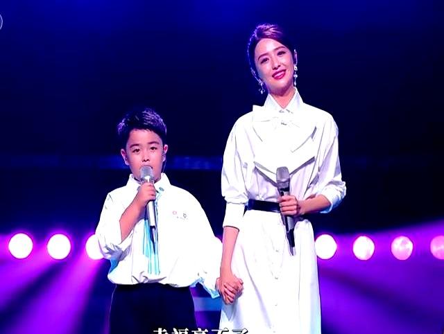 佟丽娅和儿子朵朵同台演唱《世上只有妈妈好》，小酒窝台下打Call