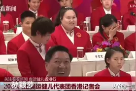 全红婵被香港记者提问，有人提醒婵宝站起来回答，婵宝显得很紧张图片