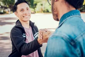 老外最爱说的"what's up"是什么意思？回答错超尴尬！图片