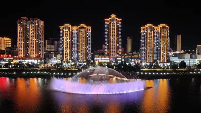 水墨成州夜生辉：青泥河与奎星楼的夜色对话