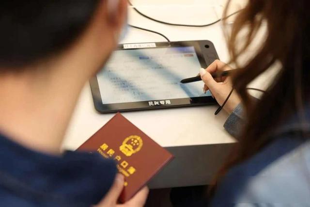 一个民政局的朋友跟我说：如今10个离婚的女性中，9个都会后悔