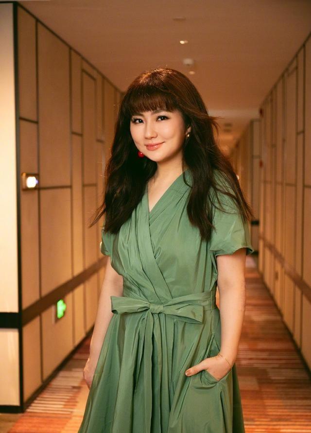 44岁任家萱胖到150斤！带2岁儿子为妹妹庆生，老公从不去家庭聚会