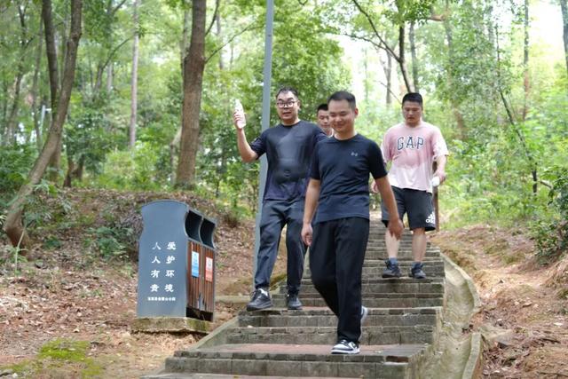 登高望远强体魄，凝心聚力共奋进