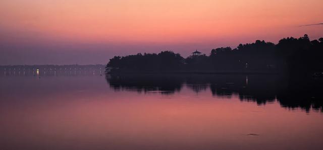 美丽中国｜日出日落画江城 杳杳长空敛云烟