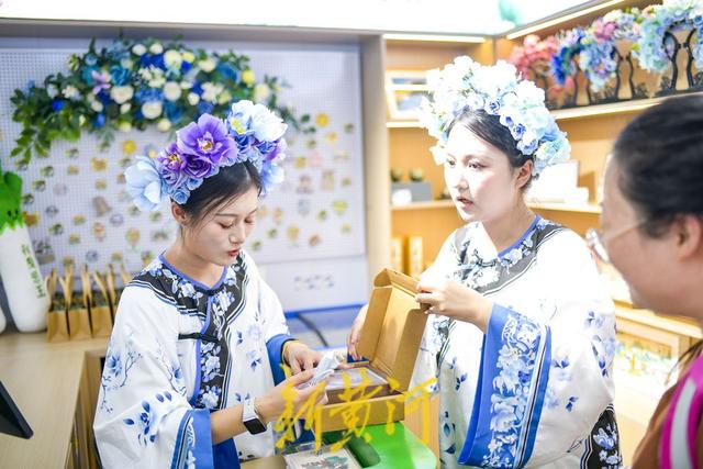 济南大明湖畔添打卡新地标 沉浸式“雨荷馆”上线