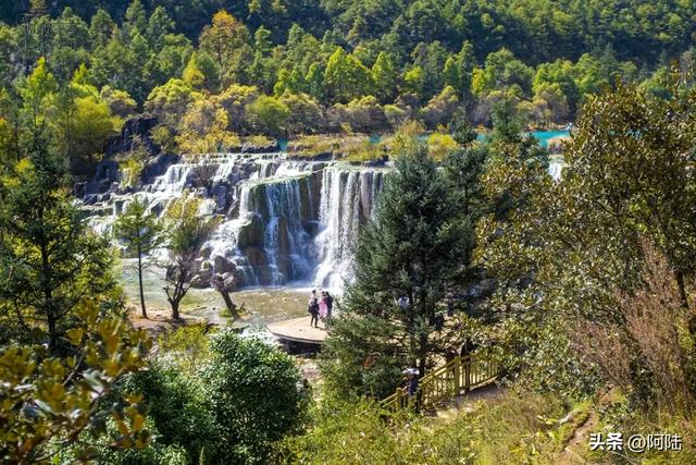 如果说玩转玉龙雪山得花300元,那么这个人工瀑布起码值50