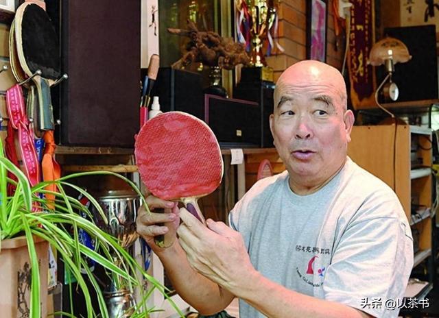 75岁梁戈亮今定居北京，是北大医学部教授，曾让癌症寡母活到81岁