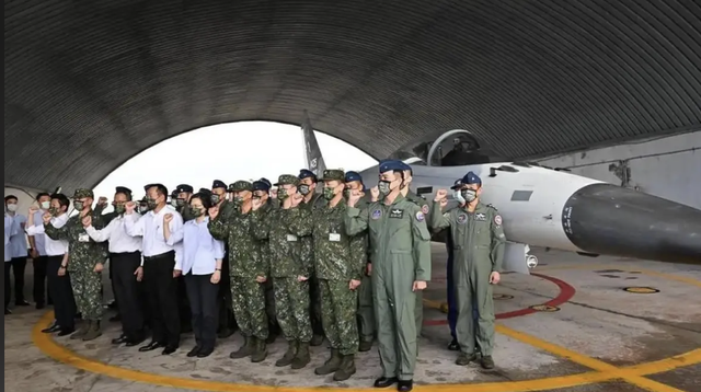 特朗普恐怕没料到，大批军火还没运抵台岛，中方一招直打美国七寸