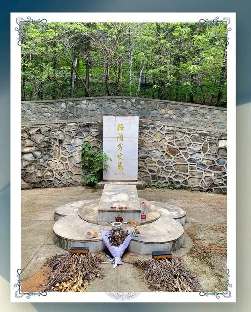 两女共侍一夫，姐妹关系情同手足，生前三人同行，死后三人葬同穴