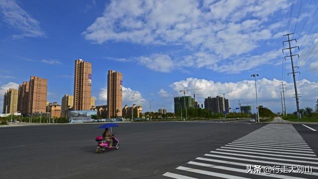 黄梅小池镇，现在鄂东经济第一强镇，曾经是省际边缘的落后乡镇