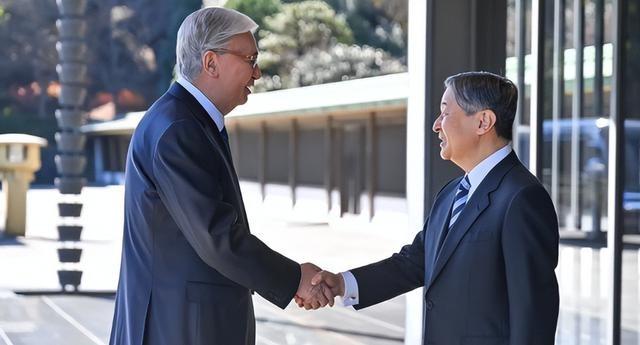 日本天皇亲自出山，对中国的反击正式开始，高市早苗憋出了一妙计