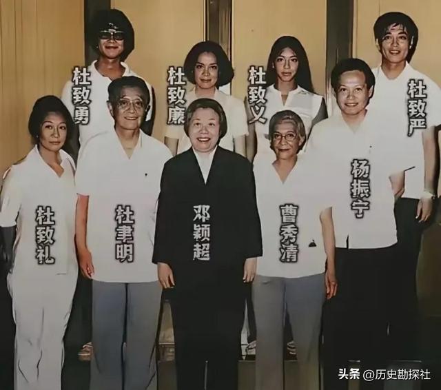 1981年，杜聿明的葬礼上，女儿杜致礼和杨振宁的留影，悲痛难掩！