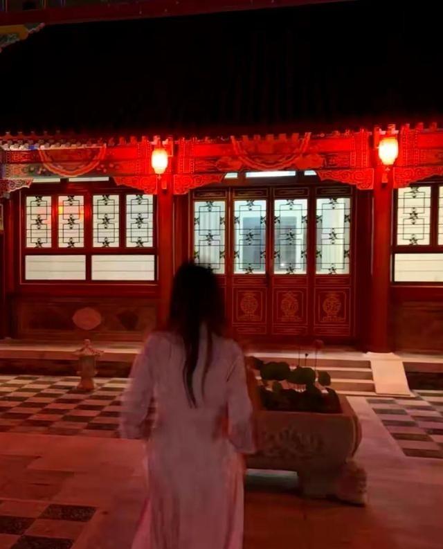 李湘的女儿王诗龄在自家北京小院拍照，配这个色调看上去有点吓人
