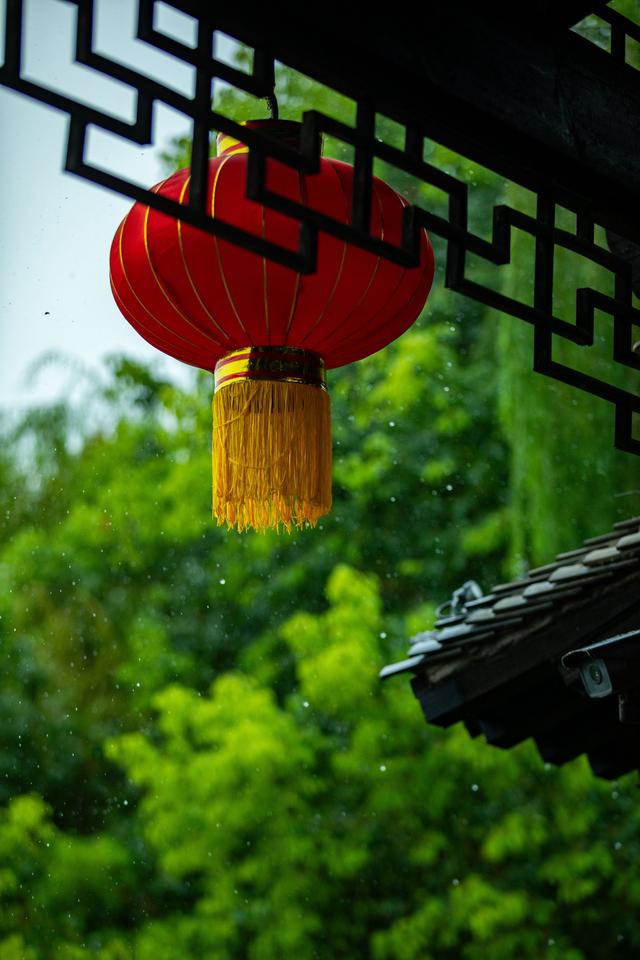 雨中古城的诗意浪漫