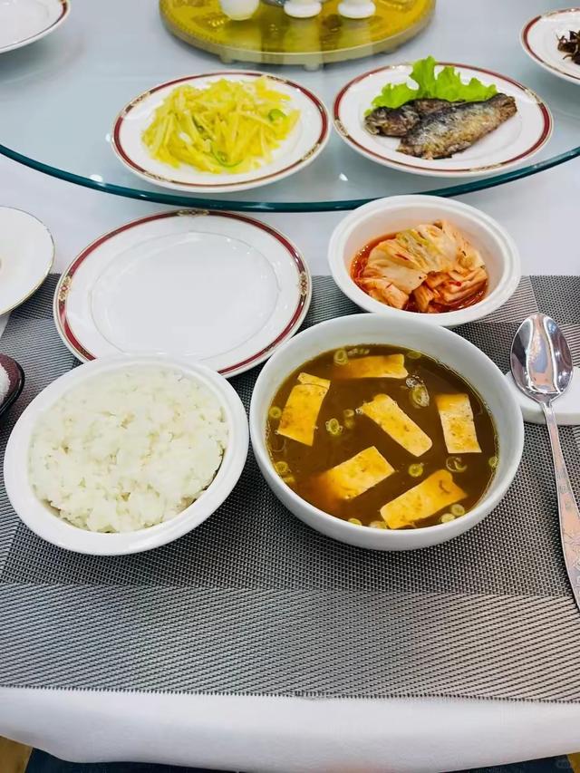 游客们去朝鲜游玩的时候，在火车上能吃到啥美食呢？