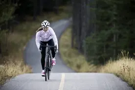 骑行护腰有诀窍！车座高度调对了，骑再久也不累图片